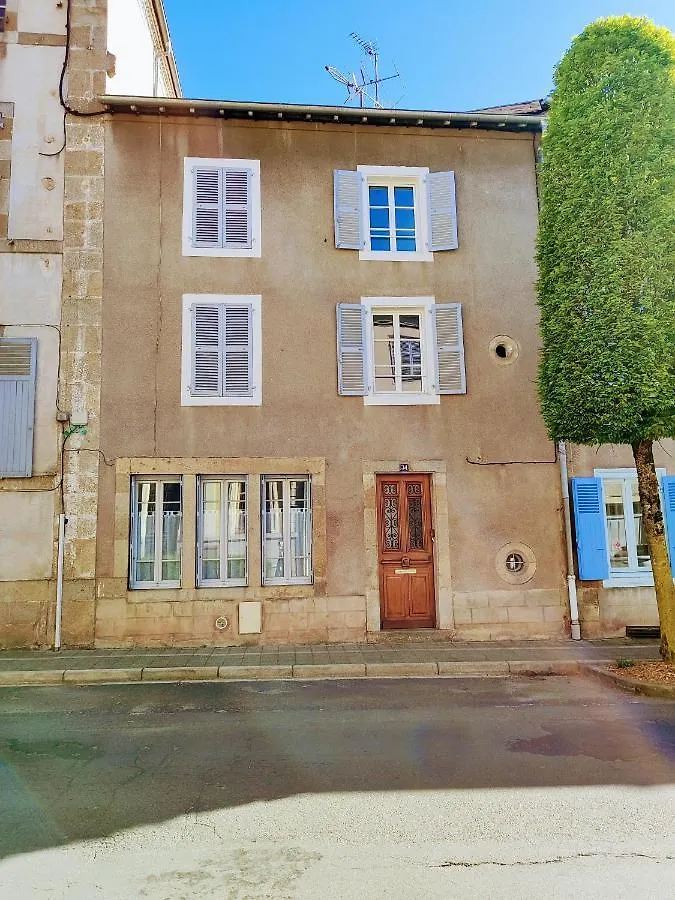 Chaleureuse Maison De Ville A Cote De La Mairie Ronde Ambert
